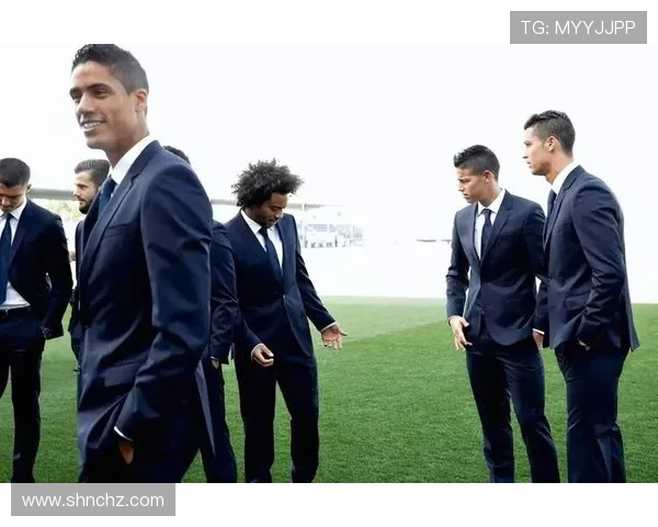 足球明星双排西装展现优雅风范与运动魅力的完美结合