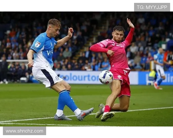 足球明星发纸巾挑战引发热潮球迷们纷纷参与展现创意与幽默