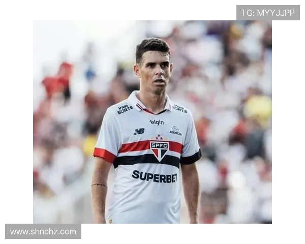 足球明星因腿部剧烈疼痛面临伤病困扰影响比赛状态与职业生涯发展